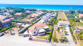 Отель Case Vacanze Mare Nostrum, villas in front of the Beach with pool - Pool is open!, Кампофеличе Ди Роккелла
